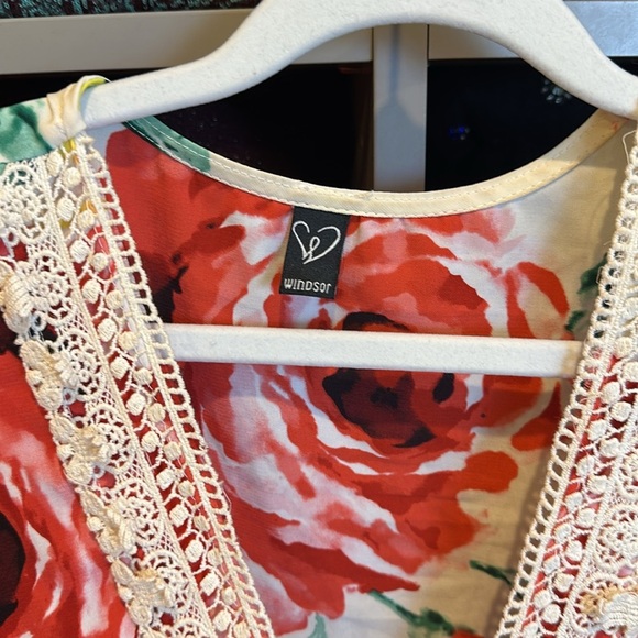 Windsor cream/red floral print embroidered elastic waistband romper size S - Picture 2 of 3